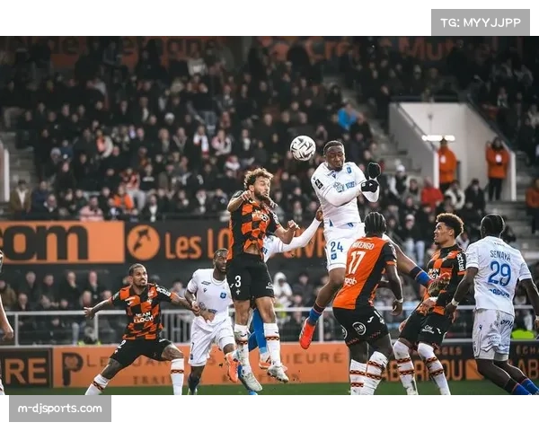 镜头捕捉：洛里昂门将在对手高位压迫下大脚开球失误，主帅场边激烈指挥画面